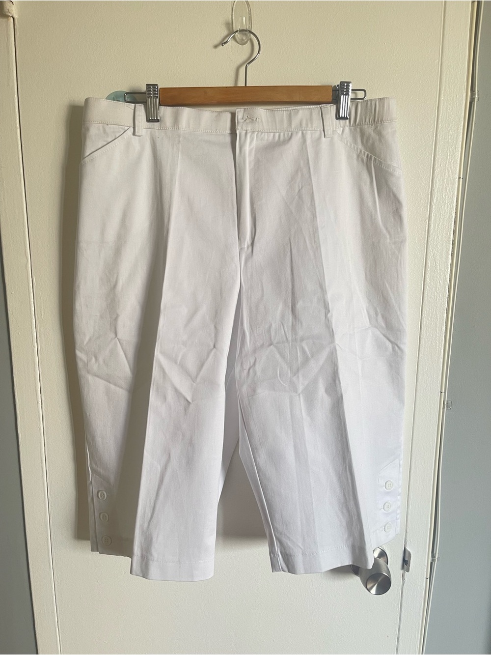 Nwot Womens White Mid-Length Shorts Size 16